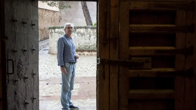 Antonio Jiménez, en la puerta de la catedral de Albarracín.