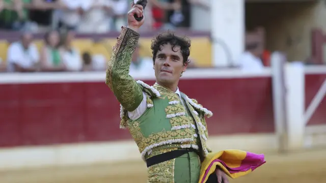 Miguel Abellán con una de las dos orejas que cortó el domingo en Huesca.