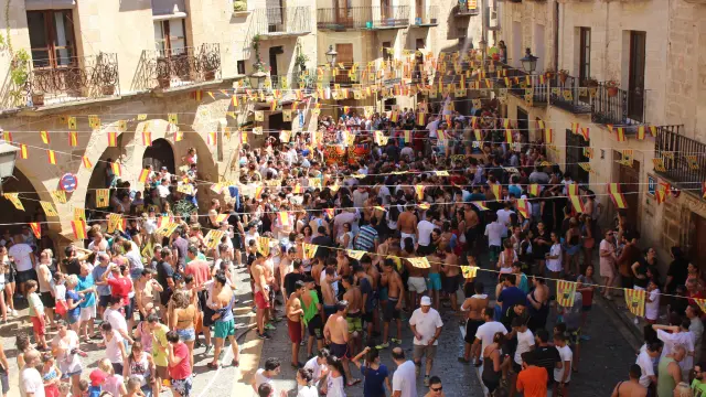 La plaza de España de Calaceite, abarrotada de gente durante el chupinazo.