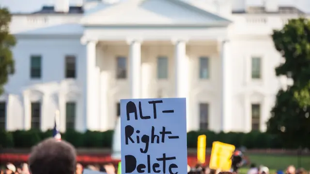 Una pancarta frente a la Casa Blanca clama contra la supresión de derechos