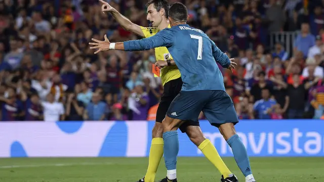 Cristiano Ronaldo protesta airadamente su expulsión al árbitro Ricardo de Burgos Bengoechea.