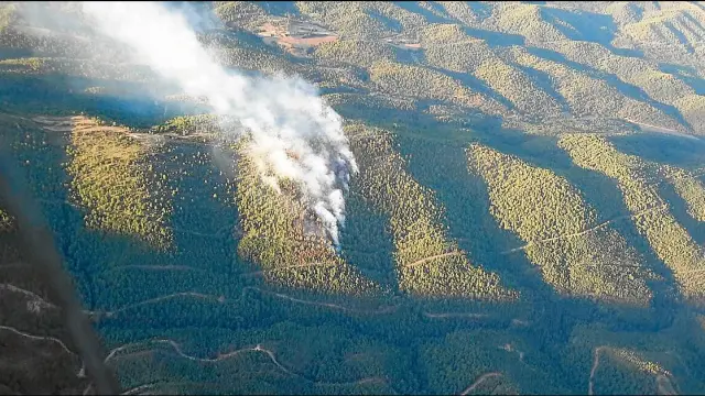 El incendio amenazó un extenso pinar en el municipio de Las Peñas de Riglos.