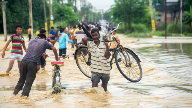 En cuatro días han fallecido 98 personas a causa de las inundaciones y los deslizamientos de tierra.