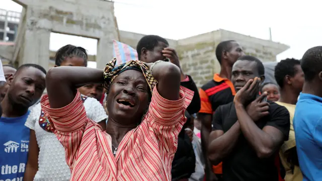 Una mujer llora en Freetown.