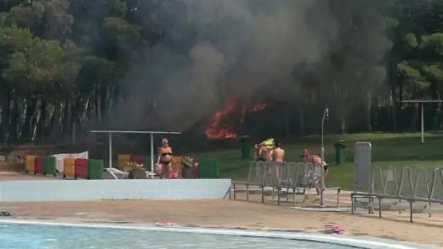 El fuego se originó sobre las 15.00 fuera del vallado de la piscina.