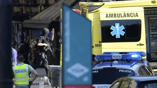 Un policía armado en el operativo de búsqueda de los responsables del atropello en Barcelona.