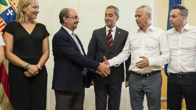 El presidente de Aragón, Javier Lambán y el propietario del grupo Pini, Piero Pini, estrechan su mano, ayer en Zaragoza.