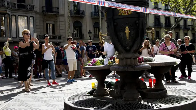 Reabren las estaciones de Metro y tren de Barcelona y Canaletas se convierte en un altar improvisado