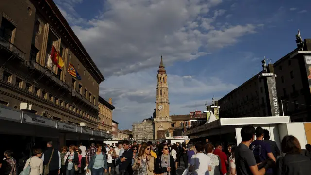 La Feria del Libro de Zaragoza cambió este año su ubicación para trasladarse a la plaza del Pilar.