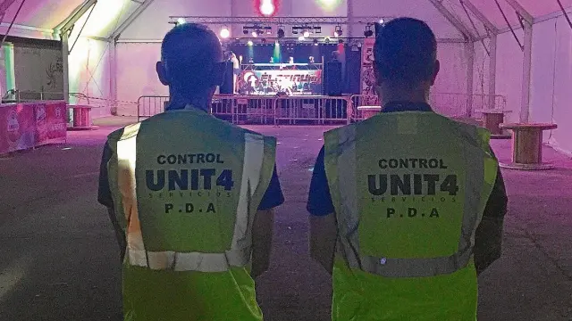Los empleados de la empresa de control Unit4, trabajando en una fiesta reciente en Aragón.