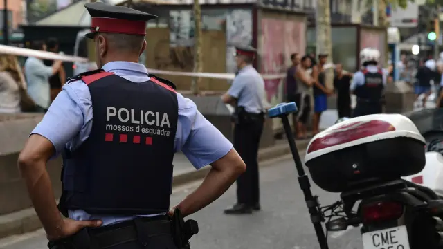 Agentes de los mossos en el lugar del atentado en Barcelona.
