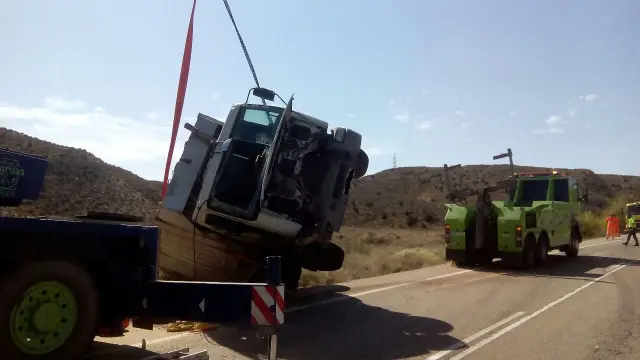 Vuelca un camión de la basura en Mediana de Aragón
