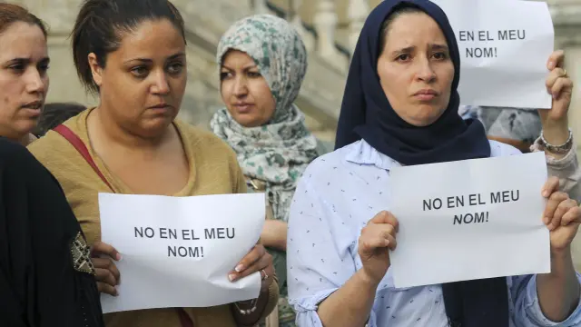 Mujeres musulmanas, durante el minuto de silencio que guardaron este sábado en Ripoll contra los atentados de Barcelona y Cambrils y en solidaridad con las víctimas.