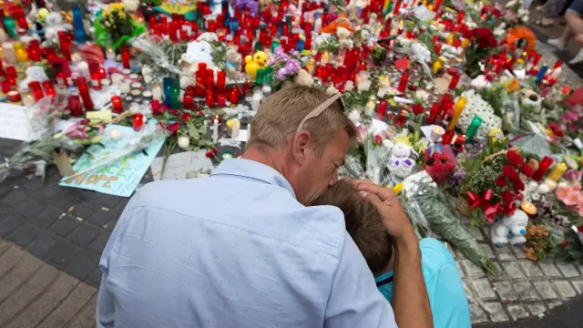 El memorial en Las Ramblas, repleto de flores, velas y mensajes de apoyo.