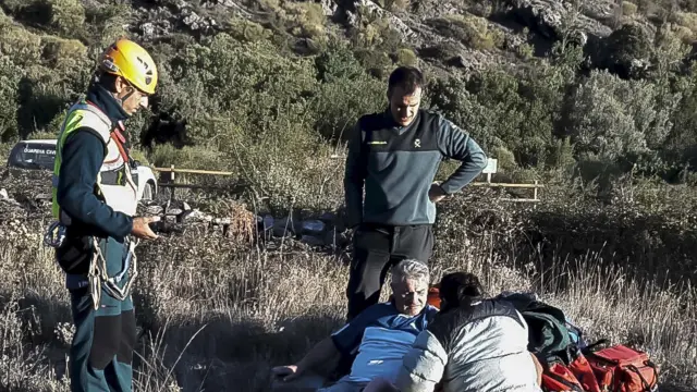 En el Moncayo. Un vecino de Zaragoza de 60 años, que pasó toda la noche en un barranco de Añón del Moncayo tras sufrir una caída y lesionarse el tobillo.