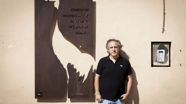 El alcalde Fernando Omiste, en el Centro de Interpretación de la Alberca de Alboré.