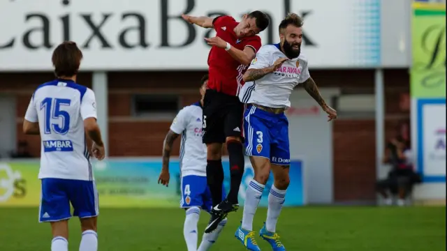 Ángel Martínez salta en pugna con un rival del Mirandés en un balón aéreo durante el amistoso de hace 23 días en Anduva.