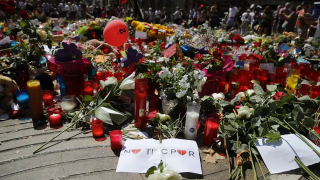 Velas y flores recuerdan a las víctimas de los atentados en La Rambla de Barcelona.