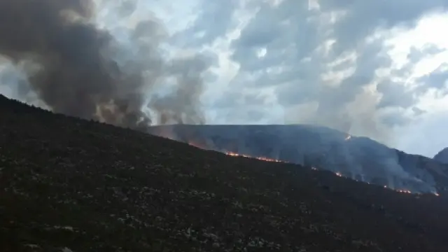 El incendio que se declaró anoche en Nerín amenazaba el Parque Nacional de Ordesa y Monte Perdido.