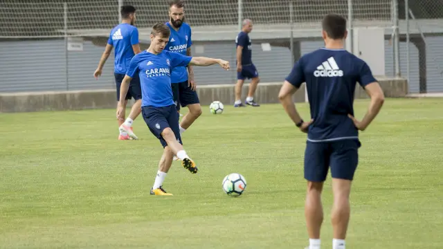 Aleix Febas, durante un entrenamiento del Real Zaragoza.