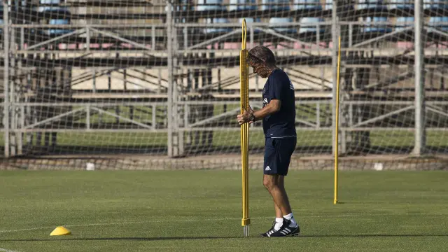 El técnico Natxo González, en el entrenamiento de ayer en la Ciudad Deportiva.