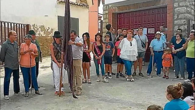 Los vecinos de Royuela asistieron ayer al traspaso de cargos de las fiestas, un acto típico de la localidad.