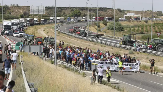 Los manifestantes cortaron en tres ocasiones la A-2 en el límite entre Aragón y Cataluña.
