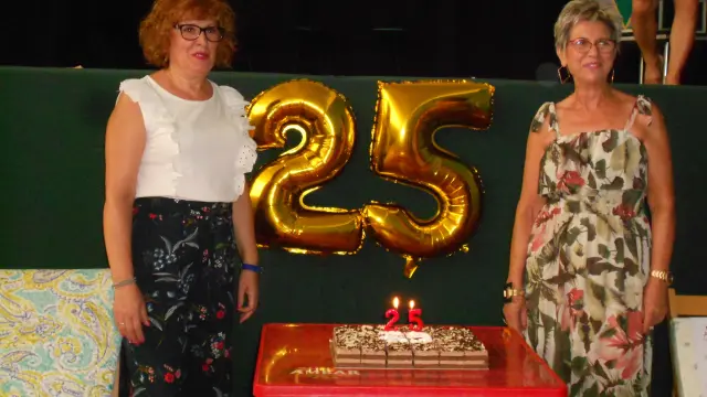 La presidenta y la vicepresidenta de la asociación han soplado las velas de la tarta.