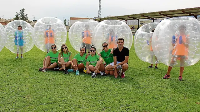 Un grupo de participantes en el torneo de fútbol burbuja.