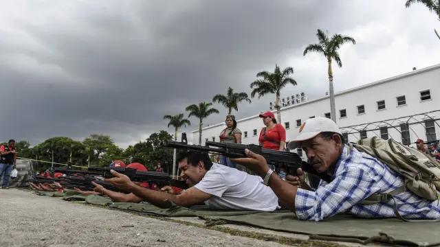 Maniobras de defensa entre civiles en Venezuela.