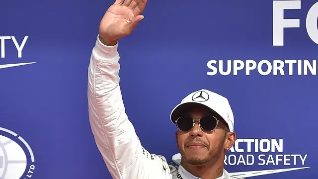 Hamilton saluda desde el podio del circuito de Spa