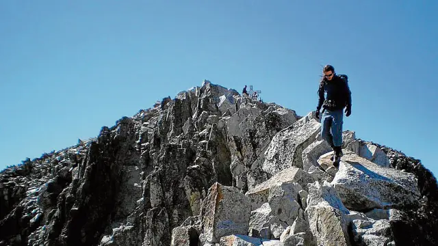 Un montañero en el paso de Mahoma, de regreso de la cima del Aneto.