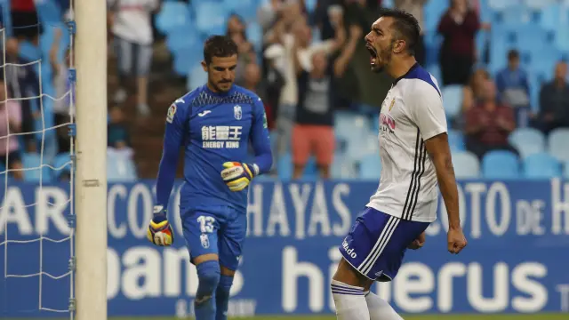 Borja Iglesias celebra su primer gol oficial con el Real Zaragoza.