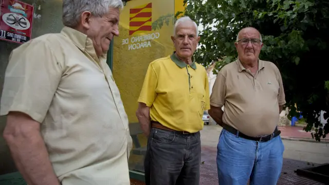 José María, Herminio y Ángel, vecinos de Atea y quintos de José Luzón, uno de los fallecidos en el trágico accidente de Salou.