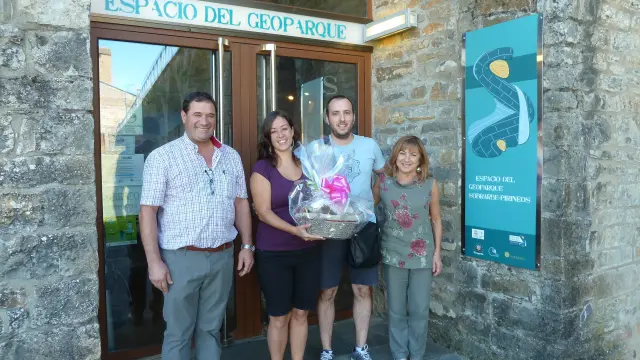 El visitante número 100.000 del Geoparque Sobrarbe.Pirineos recibió un lote de productos de la comarca.