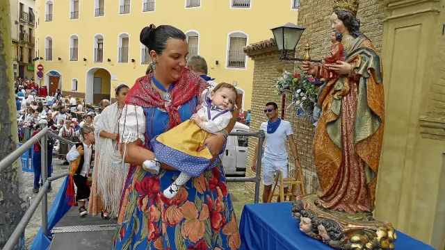 Algunos turiasonenses aprovecharon la ocasión para presentar a sus hijos a la patrona de la localidad, la Virgen del Río.