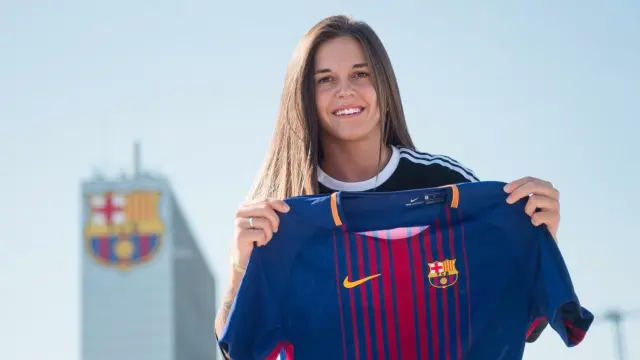 Mapi León posa con la camiseta de su nuevo equipo, el FC Barcelona.