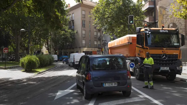 Inicio de la operación asfalto en la confluencia del Coso y la calle de Asalto de Zaragoza.