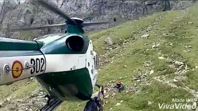 Los componentes del equipo de especialistas fueron transportados en helicóptero hasta la zona en la que se encontraban los montañeros.