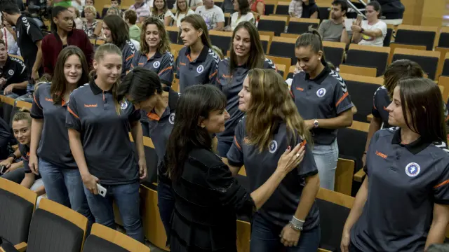 Las jugadoras del Zaragoza CFF, durante la presentación del nuevo himno