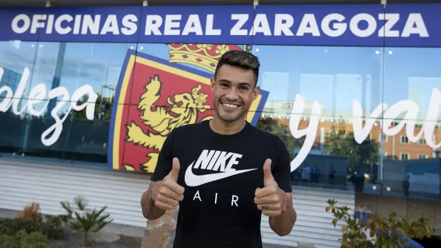 Vinícius Araújo estaba así de contento a su llegada ayer a la sede del Real Zaragoza.