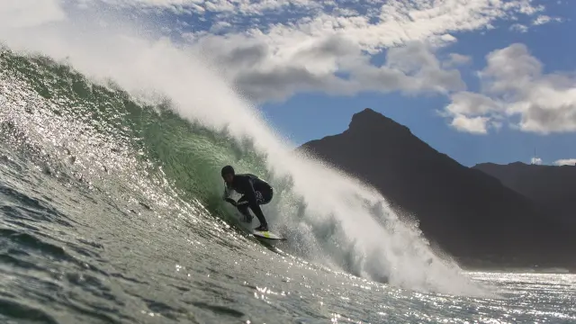 Surf en las costas de Ciudad del Cabo, en Sudáfrica