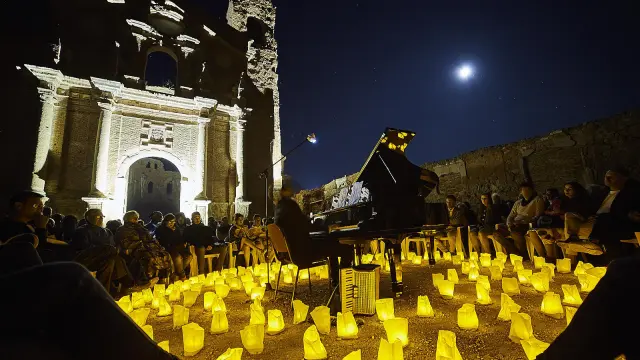 Belchite se iluminó con velas en un homenaje a los supervivientes de la batalla que asoló el pueblo