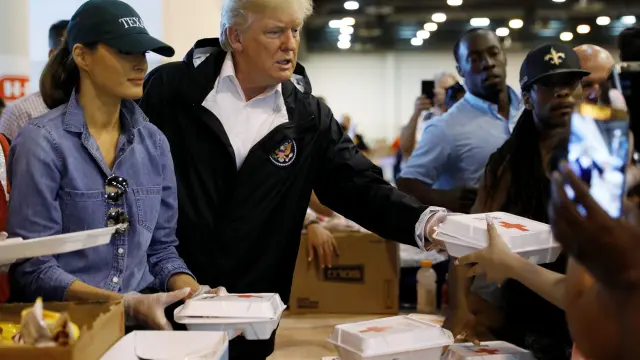 Donald Trump y Melania repartiendo ayuda entre los afectados por el huracán.