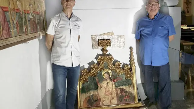 El alcalde (izquierda) y el párroco, con la obra de arte.