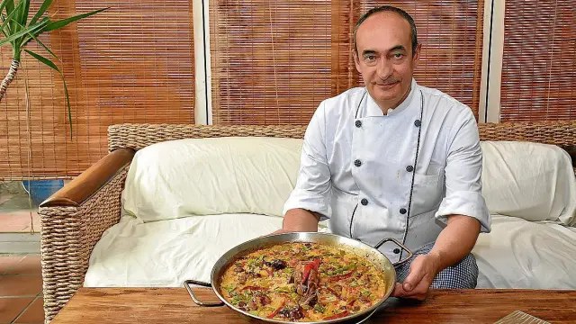 Carlos Ferrando, de Casa Ferrando, en Zaragoza, con el arroz de codornices y verduras.