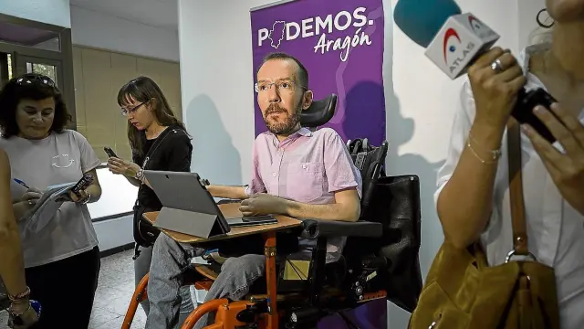 Pablo Echenique, ayer, en la sede de Podemos-Aragón de Zaragoza.