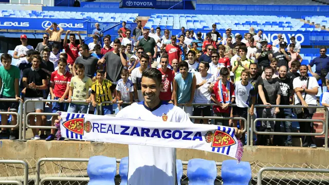 El delantero brasileño Vinícius Araújo ya luce la camiseta del Zaragoza.
