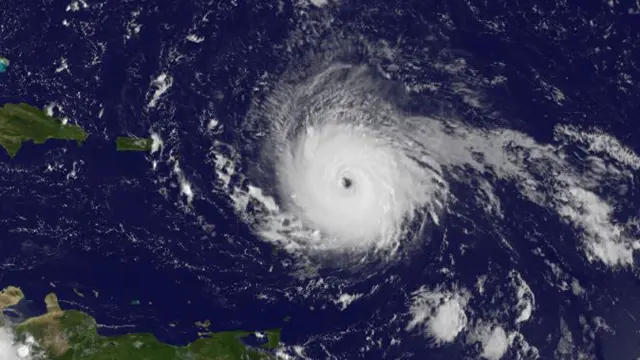 Avance del huracán por las islas del Caribe.