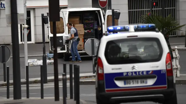 Varios policías inspeccionan una furgoneta en Villejuif.